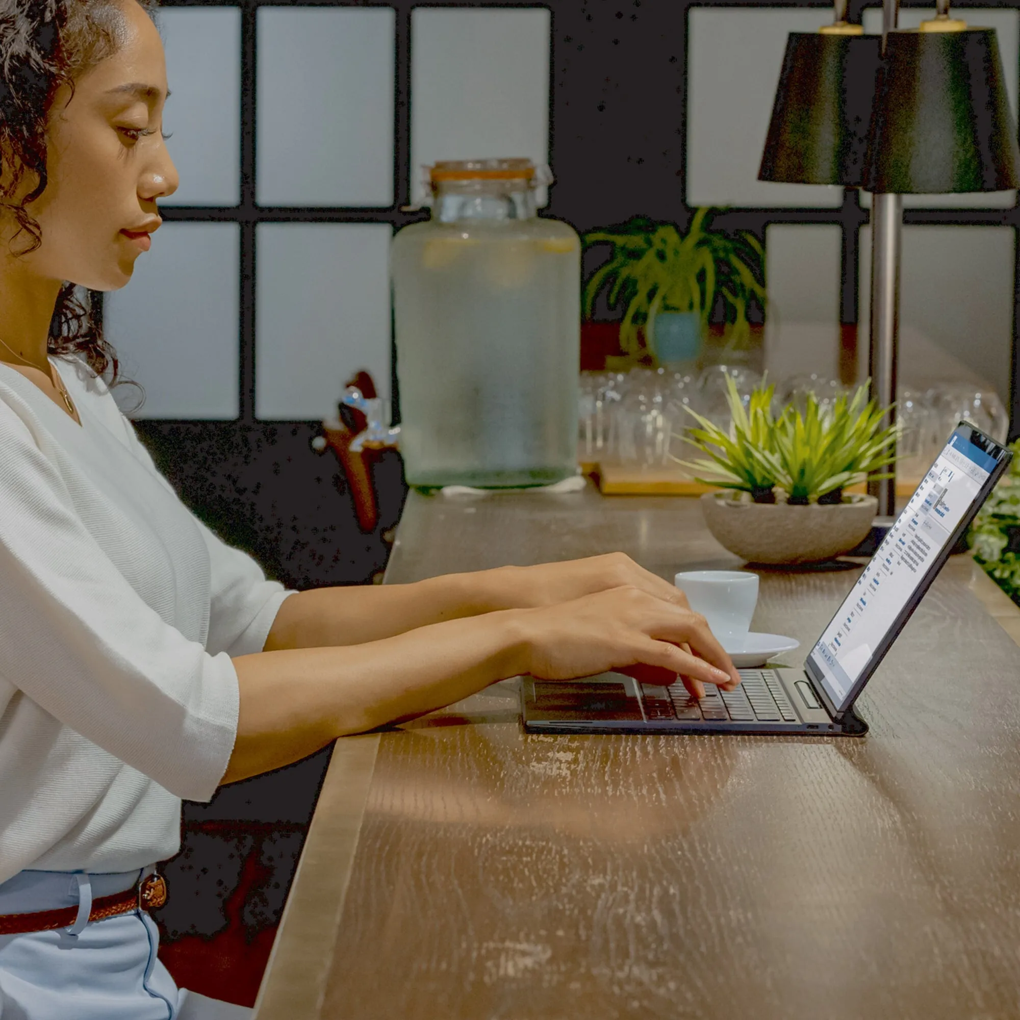 HP Elite Folio 13.5" 2-in-1 Laptop - Qualcomm Snapdragon 8CX, 16GB RAM, 512GB SSD, Touchscreen, Windows 10 Pro, Black